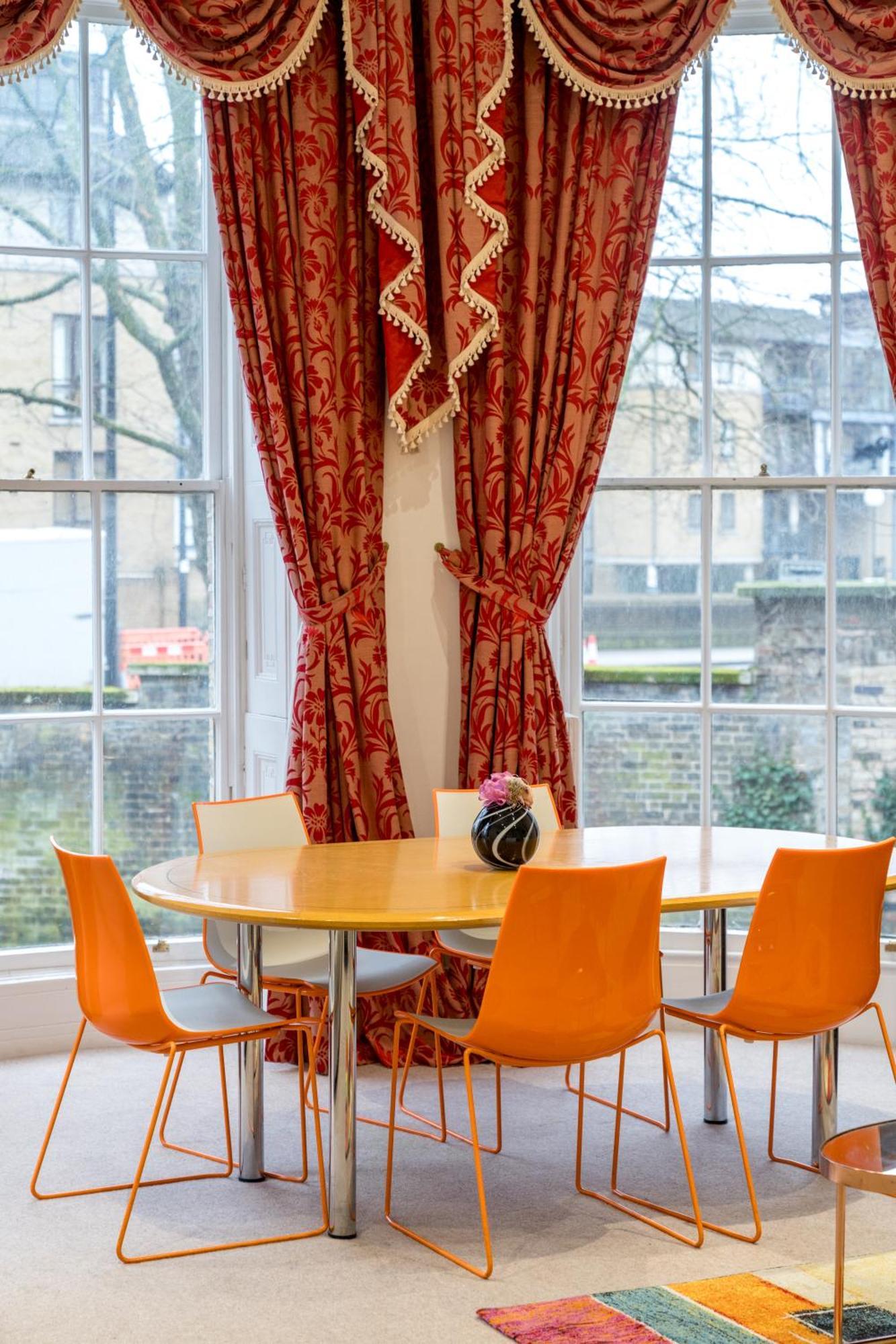 Spacious Canary Wharf Near 02 Arena, Excel Exhibition Centre, With Free Parking & Wifi Appartamento